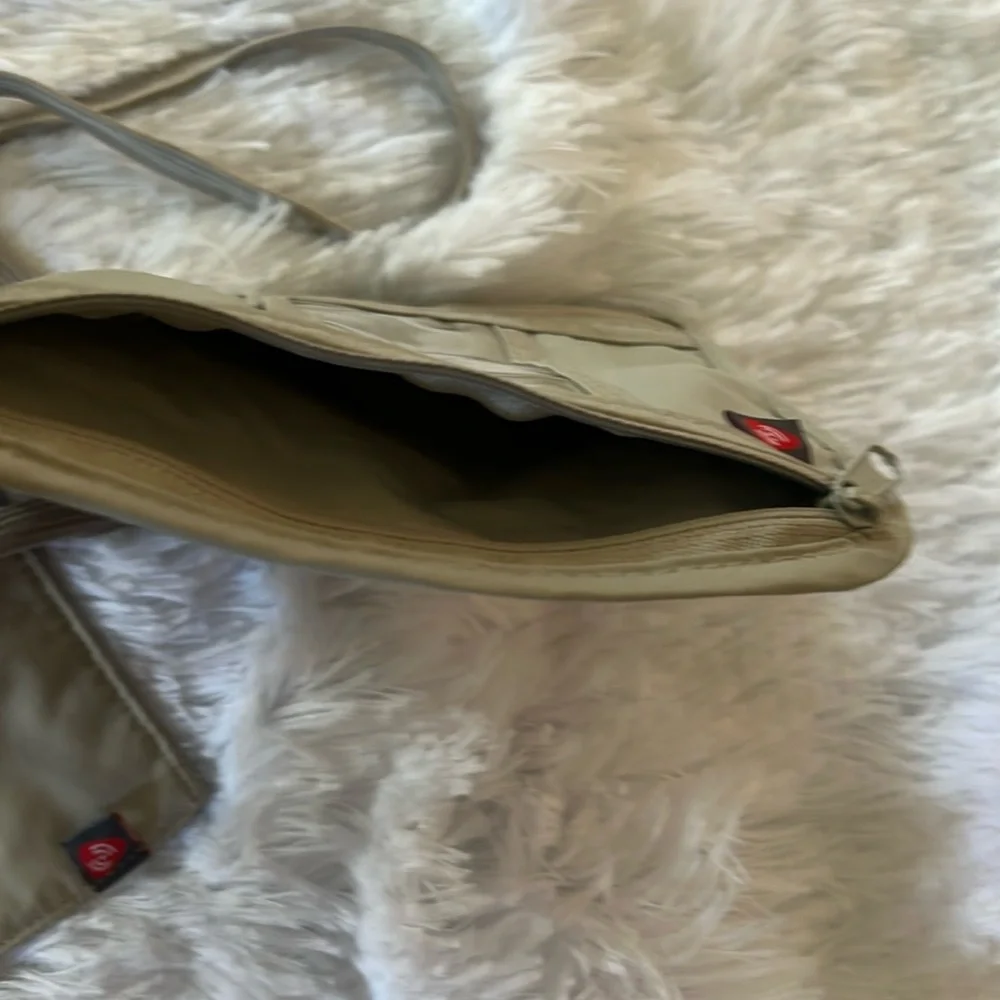 Lewis N Clark RFID blocking travel pouch and adjustable neck wallet - Picture 6 of 13